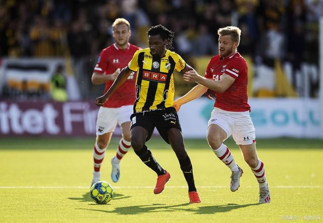 女仆开腿露出隐私视频